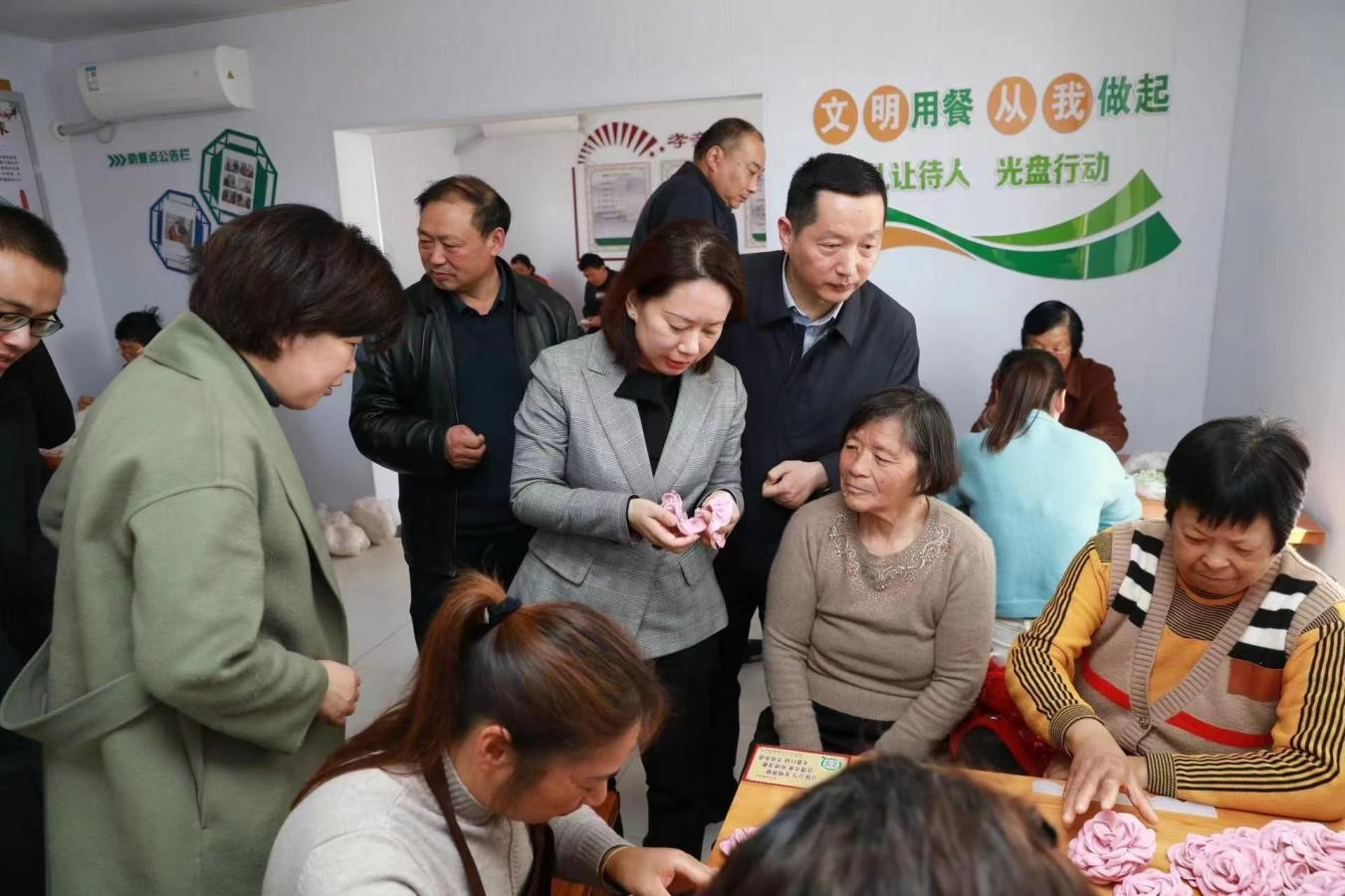 >三农资讯>工作动态> 王娟先后前往新丰镇全心村,丰华街道朝荣村和