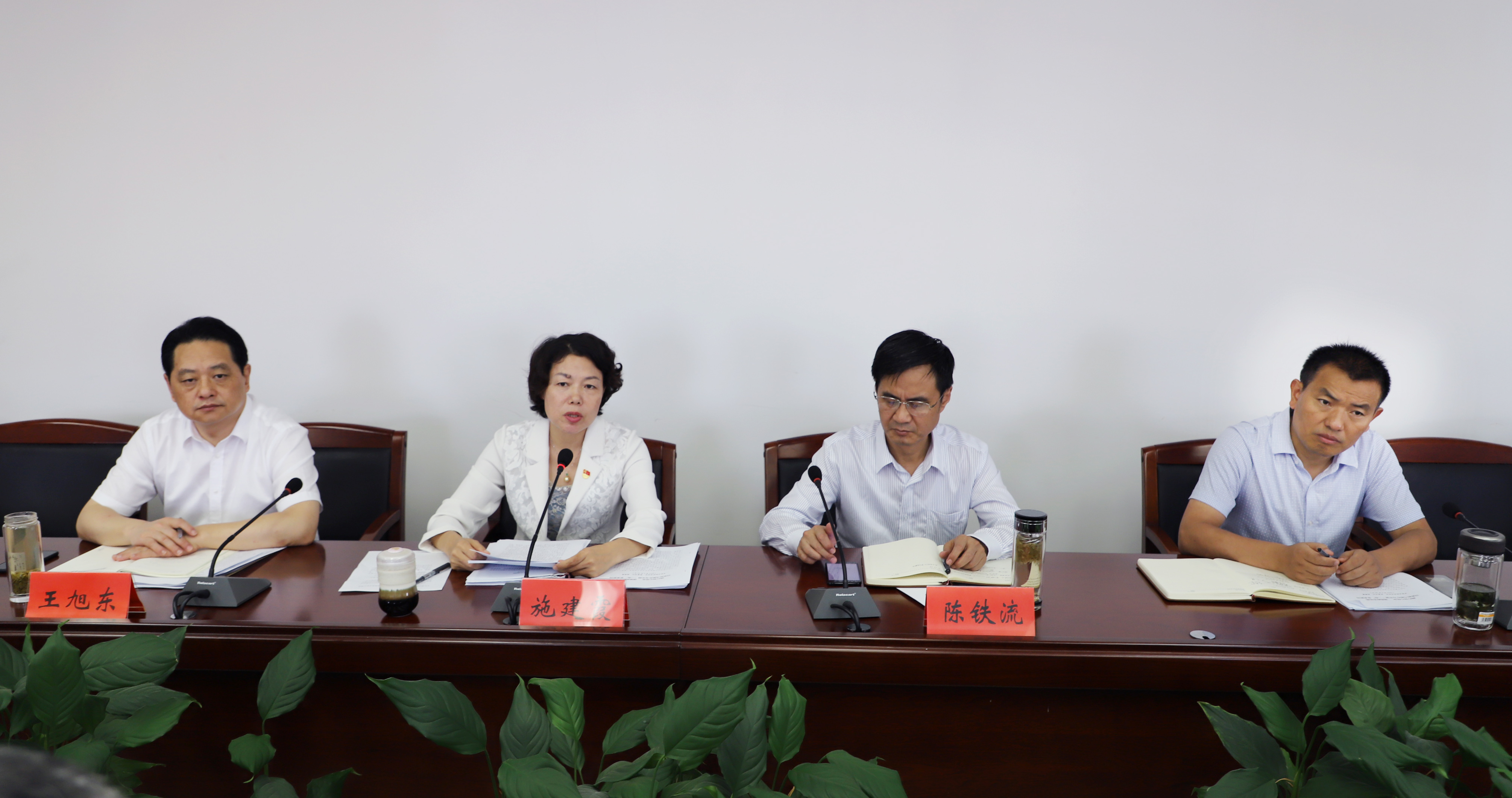 局党委书记,局长施建霞主持会议并讲话.