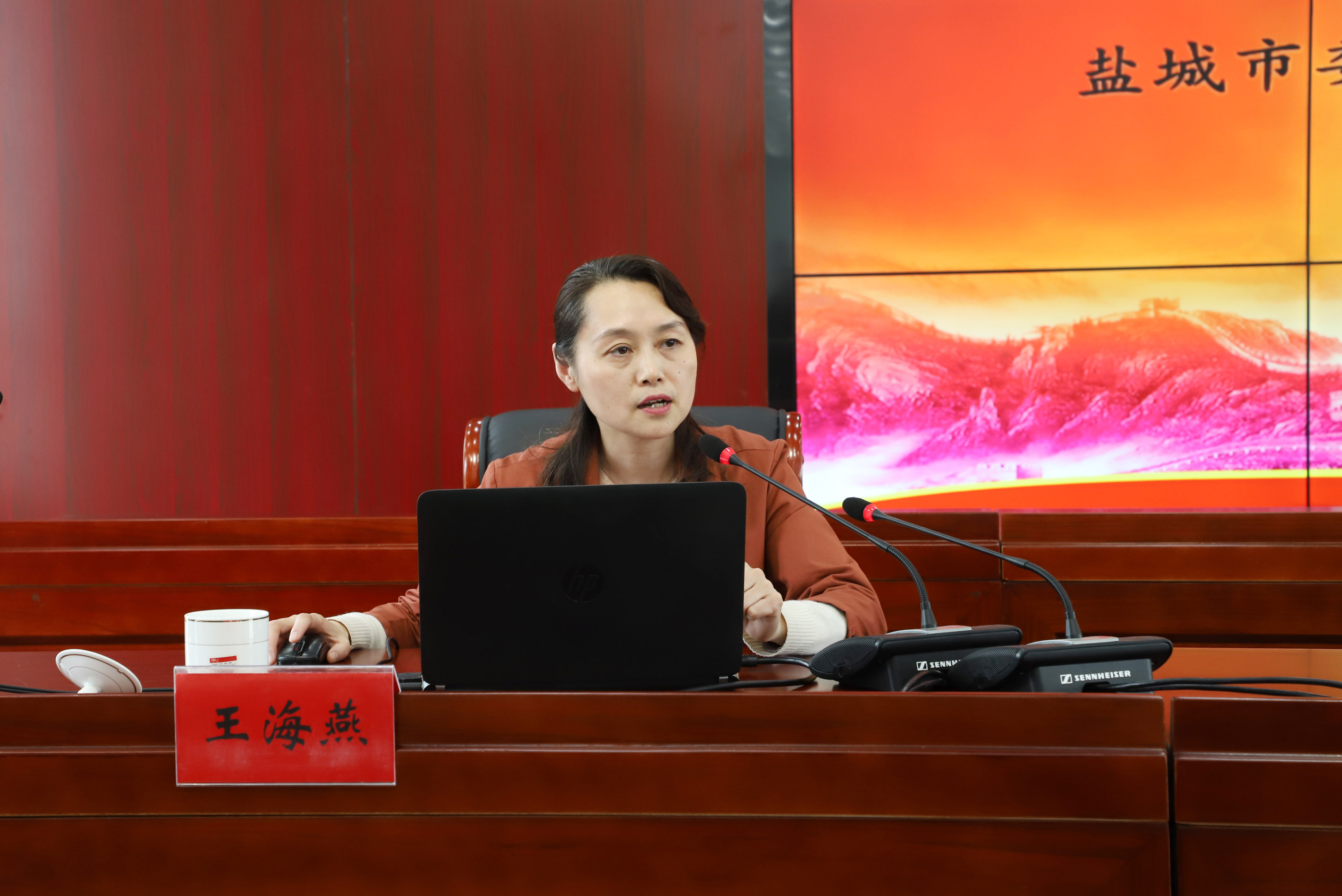 宣讲会由市农业农村局党委书记,局长施建霞同志主持.在盐局领导