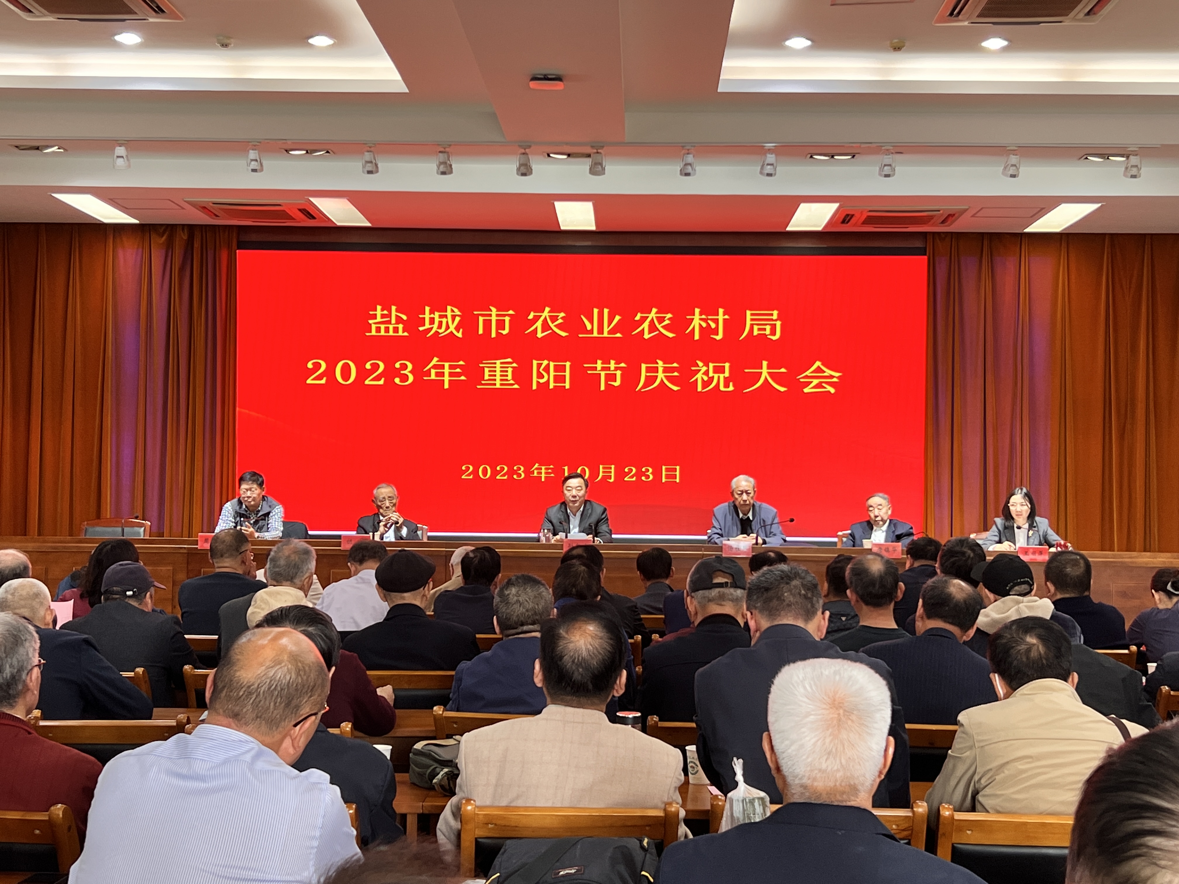 受局党委书记,局长施建霞委托,副书记,副局长孙新建出席并讲话,党委